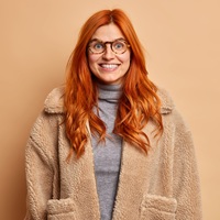 Jakie okulary pasują do rudych włosów?